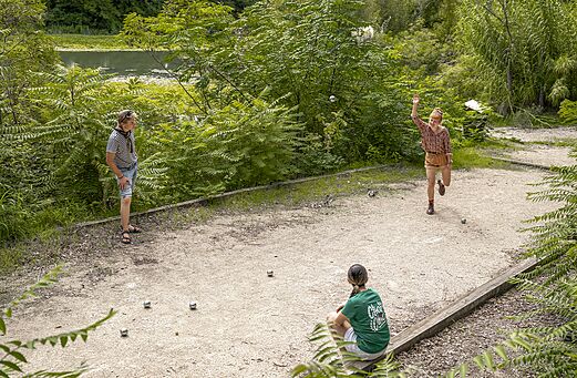 Petanque court with players at camping CLICOCHIC Art de Vivre in Châteauneuf du Pape (84).
