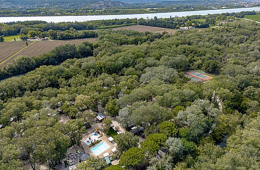 Luftaufnahme des Campingplatzes mit Pool und Tennis auf dem Campingplatz CLICOCHIC Art de Vivre in Châteauneuf du Pape (84).