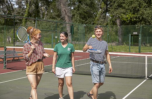 Tennisspiel auf dem Campingplatz CLICOCHIC Art de Vivre in Châteauneuf du Pape.