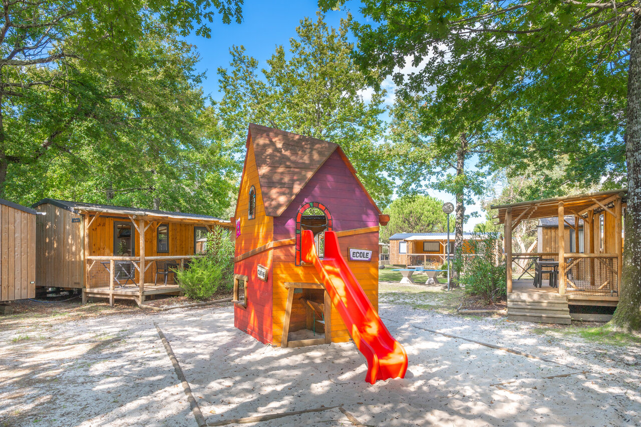 Speeltuin, kleurrijk huisje, glijbaan op camping CAPFUN Atlantique Parc in Les Mathes / La Palmyre (17).