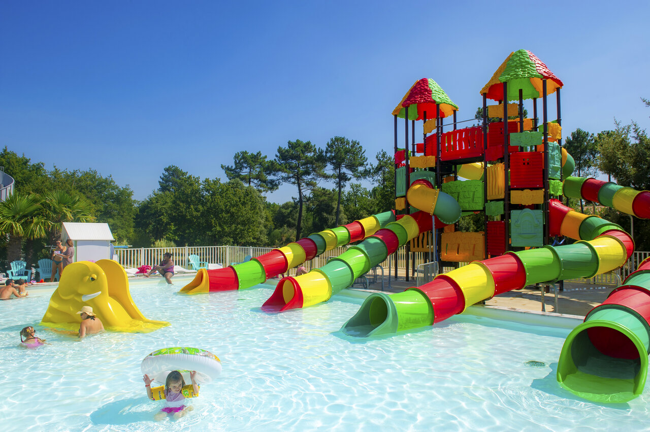 Zwembad met kleurrijke waterglijbanen op camping CAPFUN Atlantique Parc, Les Mathes (17).