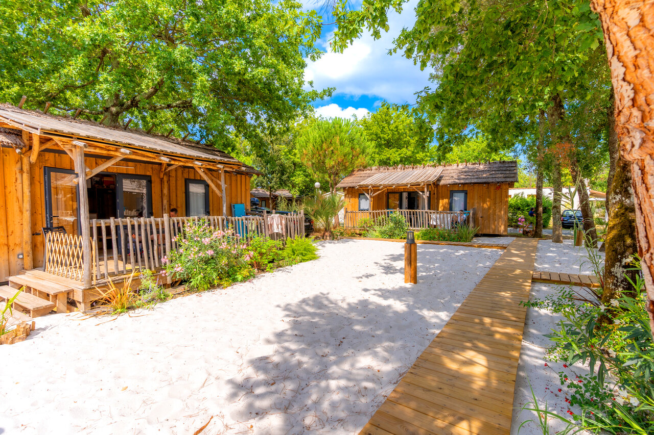 Houten chalets, rieten daken, zandstrand op CAPFUN Atlantique Parc, Les Mathes / La Palmyre.