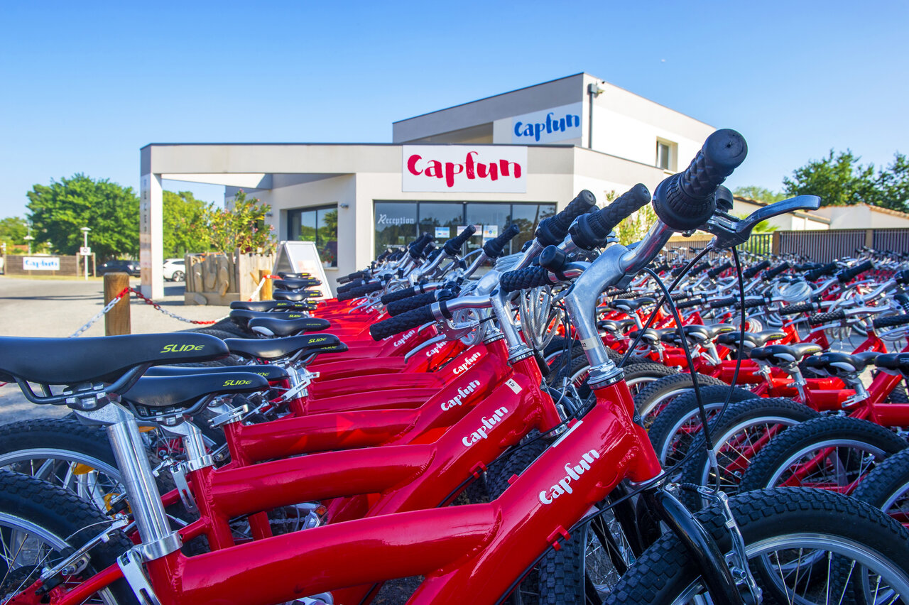 Rode fietsen te huur bij de receptie van camping CAPFUN Atlantique Parc.