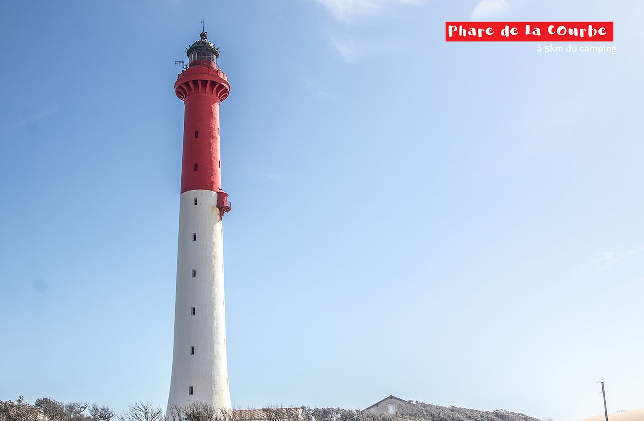 Phare de la Courbe, un monument historique � visiter pr�s de La Palmyre.