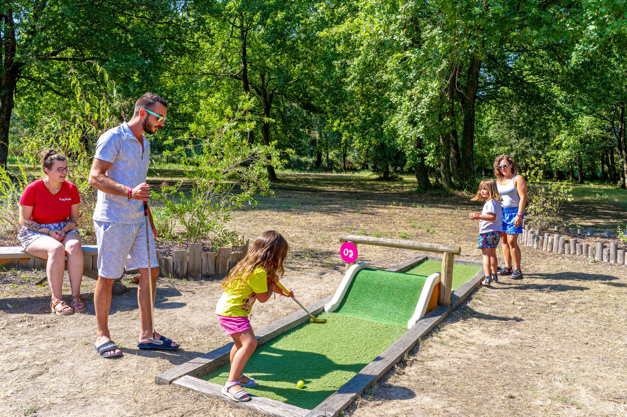 Familien-Minigolf auf CAPFUN Atlantique Parc in Les Mathes / La Palmyre (17).