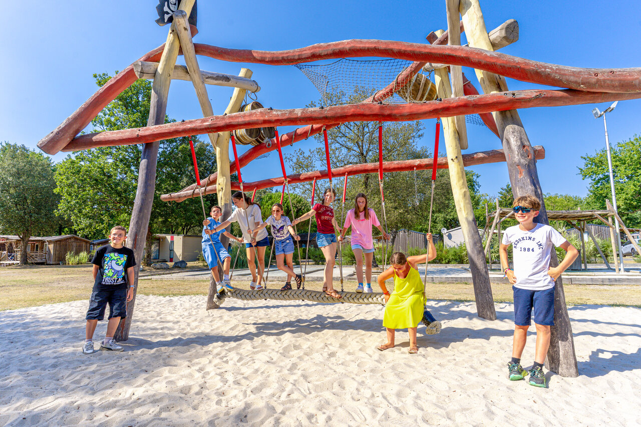 Holzspielplatz f�r Kinder auf dem Campingplatz CAPFUN Atlantique Parc, Les Mathes.