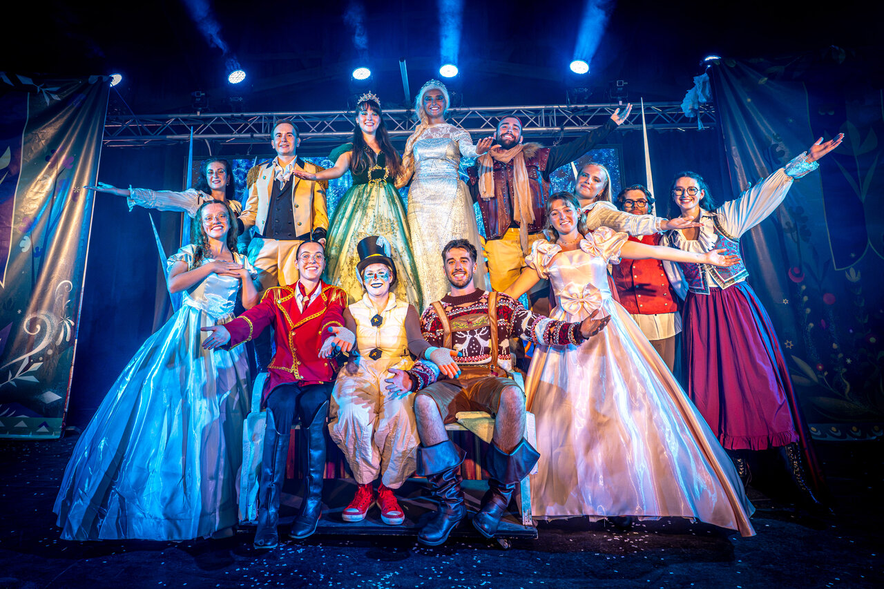K�nstler in Kost�men auf der B�hne f�r eine Animationsshow auf dem Campingplatz CAPFUN Atlantique Parc in Les Mathes / La Palmyre (17).