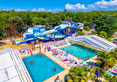 Water slides and outdoor pools at CAPFUN Atlantique Parc campsite in Les Mathes / La Palmyre (17).