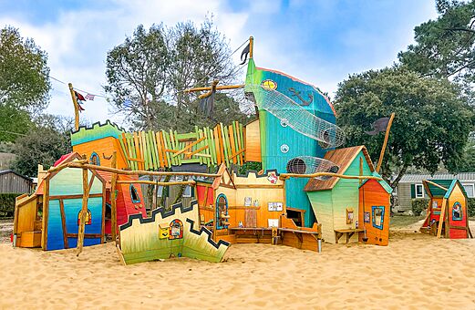 Aire de jeux color�e th�me bateau pirate sur sable au camping CAPFUN Atlantique Parc � Les Mathes / La Palmyre (17).