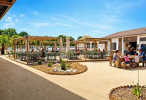 Sonnige Restaurant- und Snackbar-Terrasse auf dem Campingplatz CAPFUN Atlantique Parc in Les Mathes / La Palmyre (17).