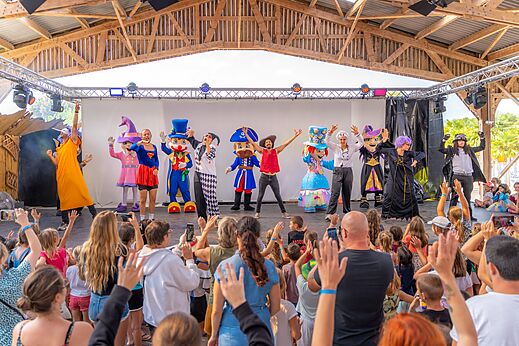 Spectacle d'animation avec mascottes et artistes sur sc�ne au camping CAPFUN Atlantique Parc � Les Mathes / La Palmyre (17).