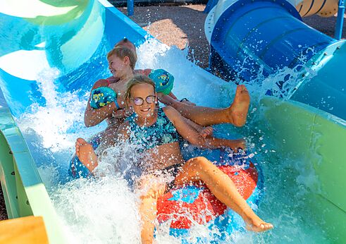 Giant water slide, smiling family at CAPFUN Atlantique Parc campsite (17).