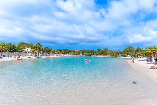 Großer Lagunenpool mit Sandstrand und Palmen auf dem Campingplatz CAPFUN Atlantique Parc in Les Mathes / La Palmyre (17).