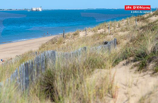 Plage de l'�le d'Ol�ron avec Fort Boyard au loin, lieu � visiter.