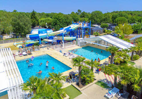 Außenpools und Wasserrutschen auf dem Campingplatz CAPFUN Atlantique Parc in Les Mathes / La Palmyre.