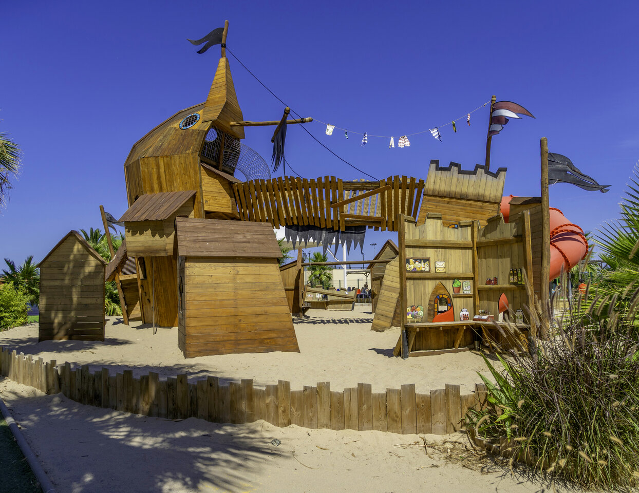 Gro�er Holzspielplatz mit Piratenschiff und Rutsche auf dem Campingplatz CAPFUN Aube in Deltebre, Tarragona (43).