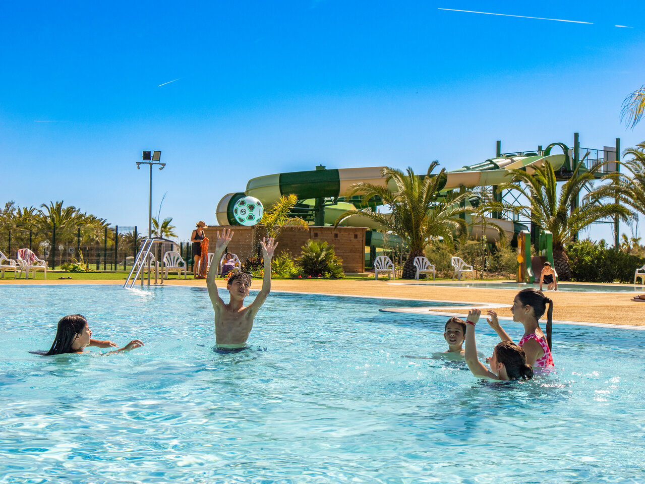 Au�enpool, Rutschen und spielende Kinder auf Campingplatz CAPFUN Aube, Tarragona.