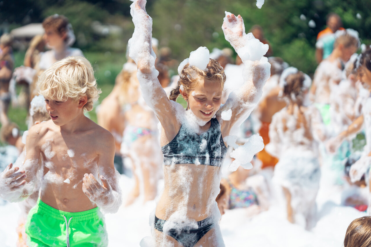 Kinder haben Spa� bei der Schaumparty auf Camping CAPFUN Aube, Deltebre, Tarragona.