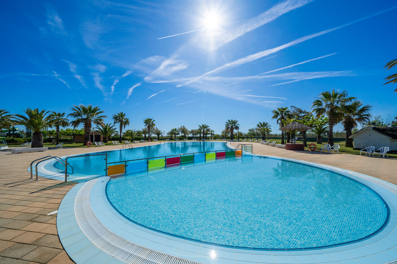 Gro�es Freibad, separate Bereiche, Palmen, Campingplatz CAPFUN Aube in Deltebre, Tarragona.
