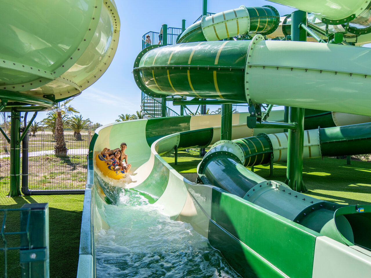 Wasserrutsche mit Kindern auf Reifen im Camping CAPFUN Aube in Deltebre, Tarragona.