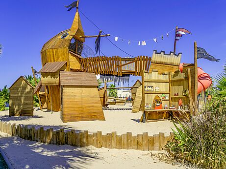 Gro�er Holzspielplatz mit Piratenschiff und Rutsche auf dem Campingplatz CAPFUN Aube in Deltebre, Tarragona (43).
