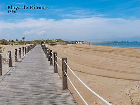 Langer Sandstrand von Riumar mit Holzsteg in Deltebre, Tarragona.