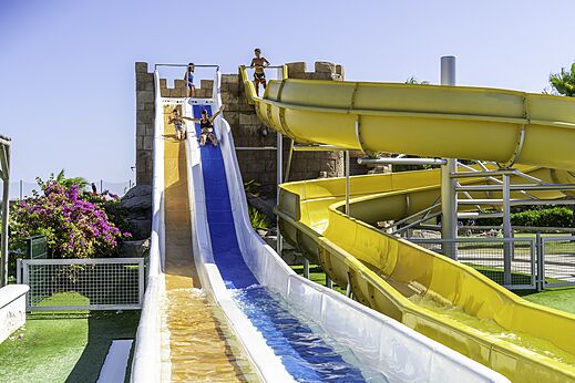 Bunte Wasserrutschen mit Kindern auf dem Campingplatz CAPFUN Aube in Deltebre, Tarragona.