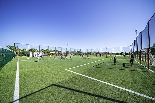 Fu�ballfeld mit Kindern auf dem Campingplatz CAPFUN Aube in Deltebre, Tarragona.