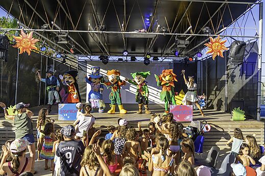 Animationsshow mit Maskottchen und Kindern auf dem Campingplatz CAPFUN Aube in Deltebre, Tarragona.