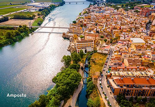 Luftaufnahme der Stadt Amposta und des Flusses Ebro, Tarragona.