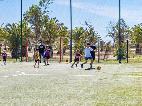 Fu�ball auf dem Multisportplatz des Campingplatzes CAPFUN Aube in Deltebre, Tarragona.