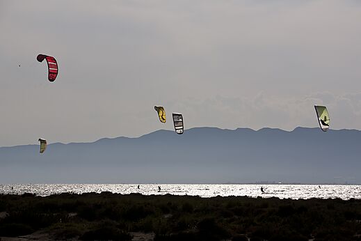 Kitesurfers on the water with mountains in background at CAPFUN Aube campsite in Deltebre, Tarragona (43).
