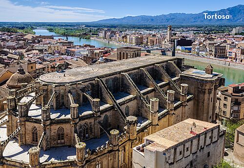 Luftaufnahme der Kathedrale von Tortosa und des Ebro-Flusses, Tarragona.