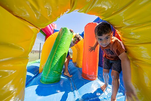 Bunte aufblasbare Spiele mit Kindern, Spa� auf dem Campingplatz CAPFUN Aube in Deltebre, Tarragona.