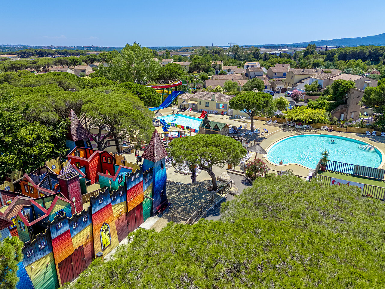 Wasserpark und Spielschloss auf dem Campingplatz CAPFUN Aubr�des in Puget sur Argens (83).