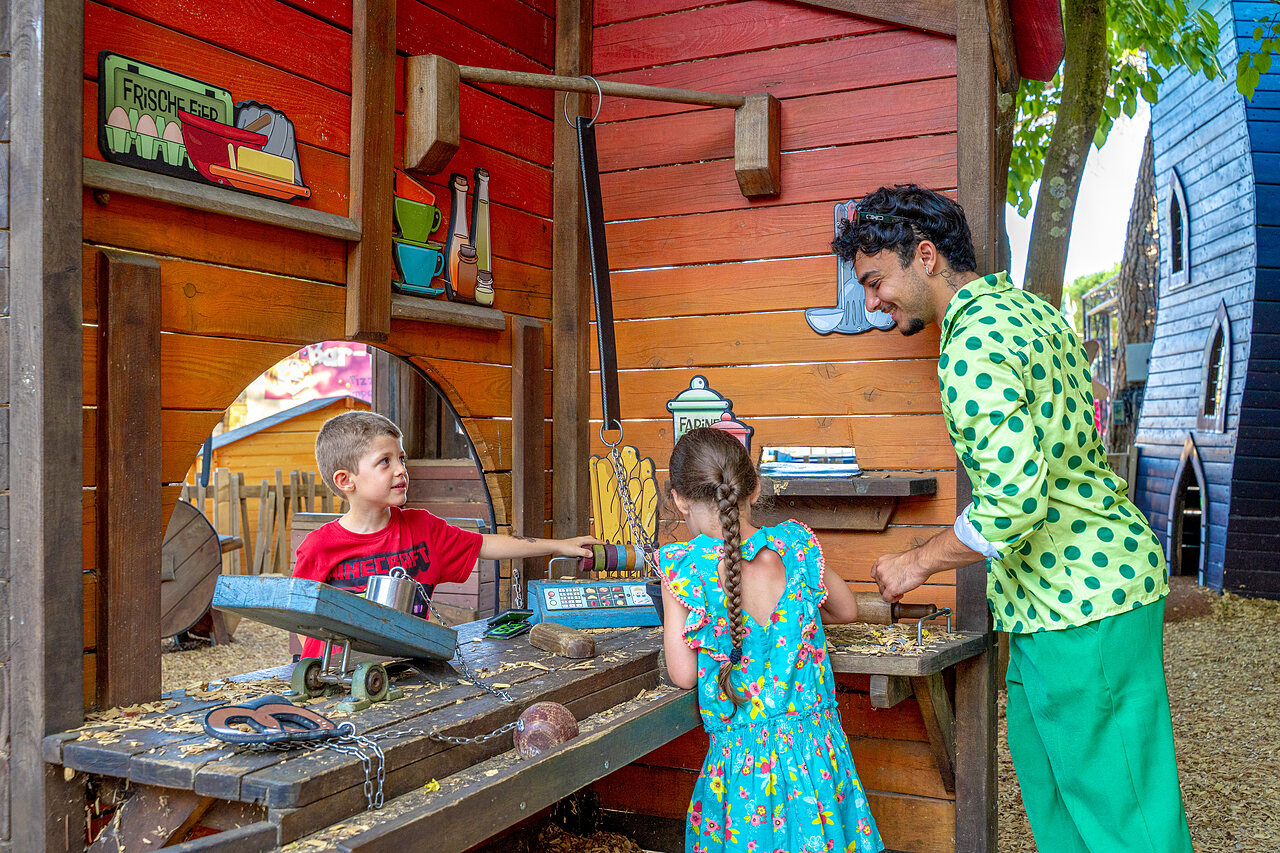 Holzspielplatz mit Kindern und Animateur auf dem Campingplatz CAPFUN Aubr�des in Puget sur Argens (83).