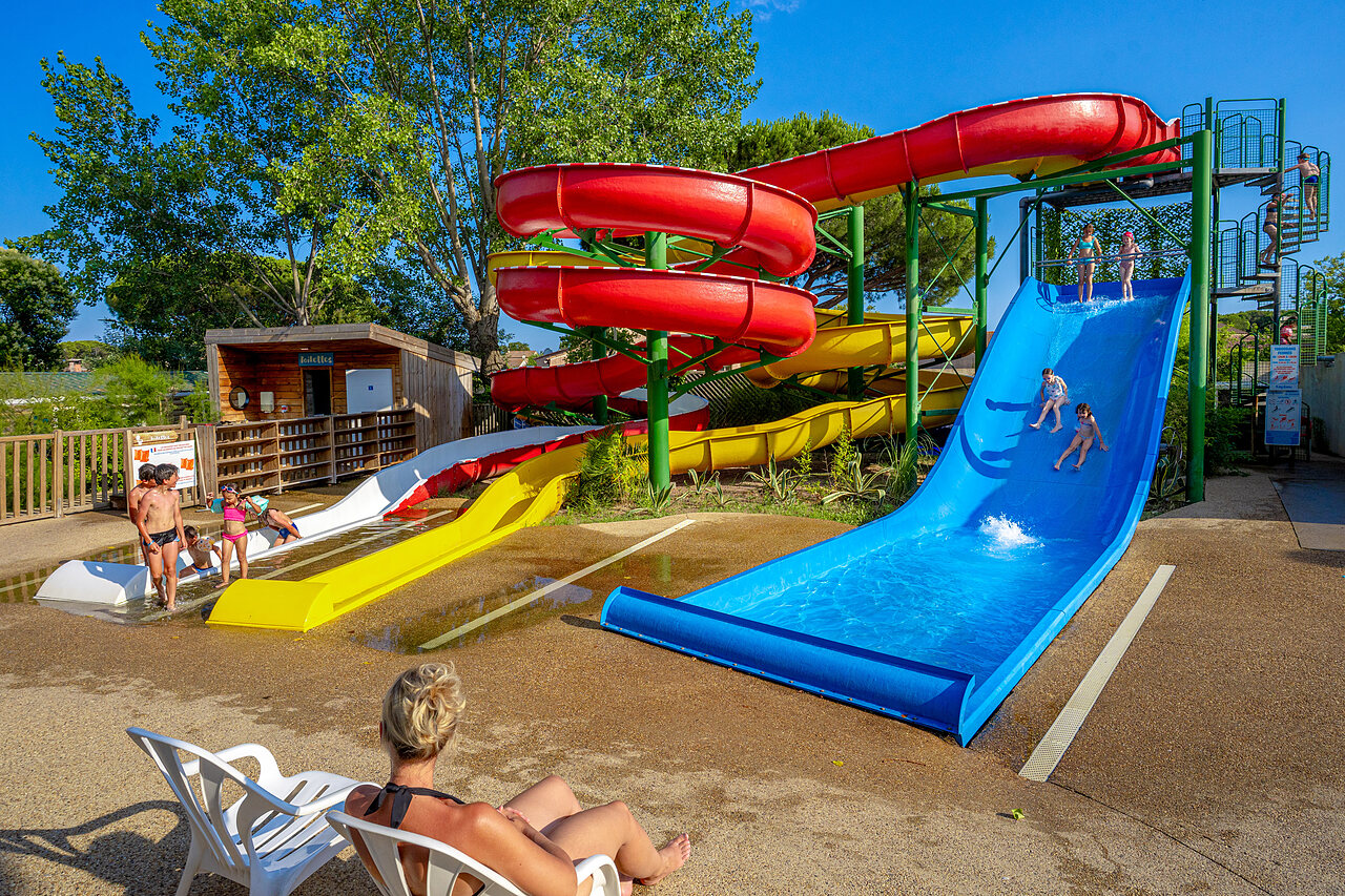Bunte Wasserrutschen und fr�hliche Kinder auf dem Campingplatz CAPFUN Aubr�des in Puget sur Argens (83).