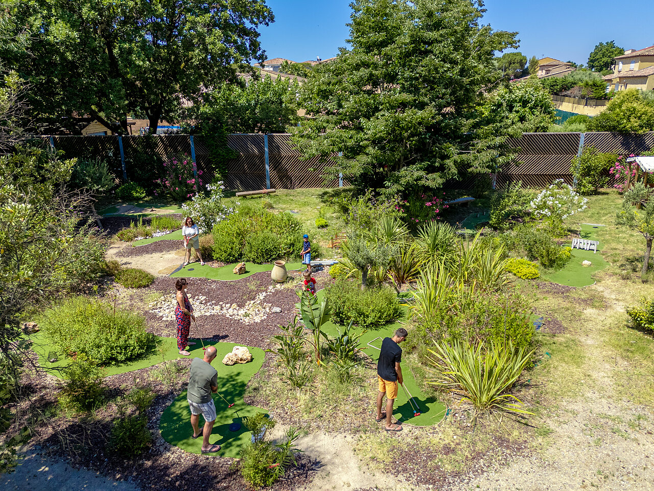 Landschaftlich gestalteter Minigolfplatz mit Familien auf Camping CAPFUN Aubr�des in Puget sur Argens (83).
