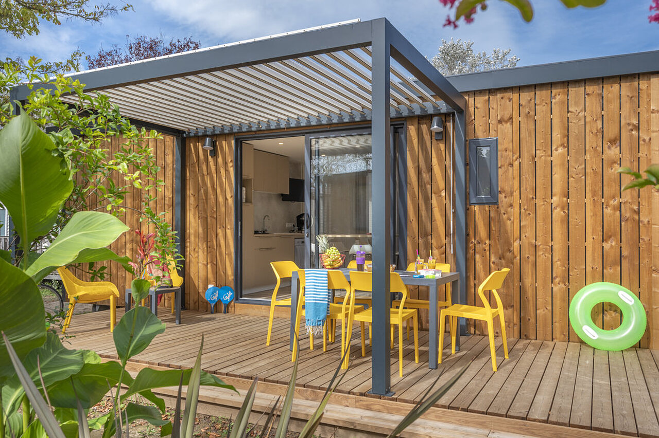 M�blierte Terrasse eines Mobilheims auf dem Campingplatz CAPFUN Aubr�des in Puget sur Argens (83).