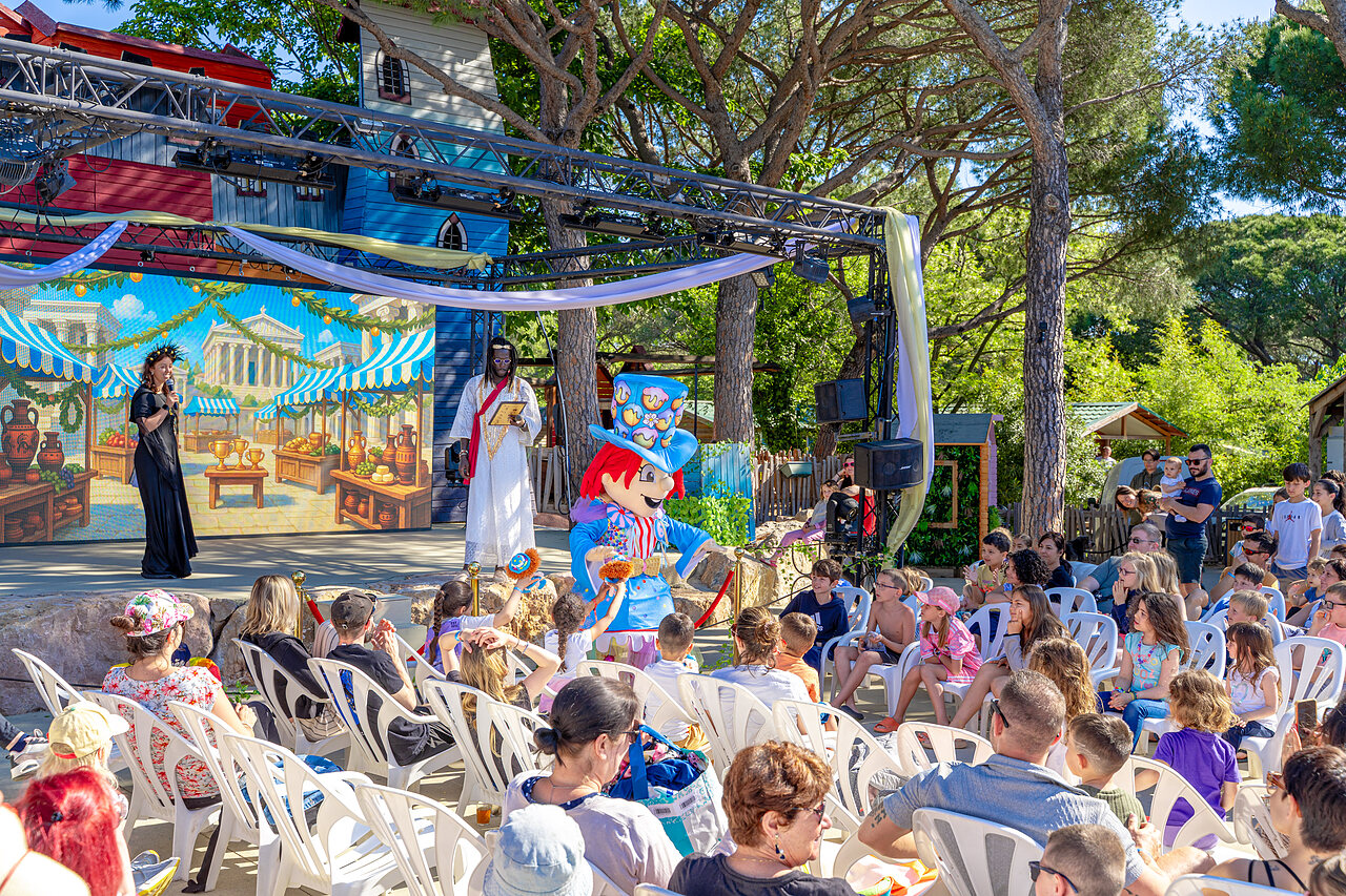 Animationsshow mit Maskottchen und Familienpublikum auf dem Campingplatz CAPFUN Aubr�des in Puget sur Argens (83).