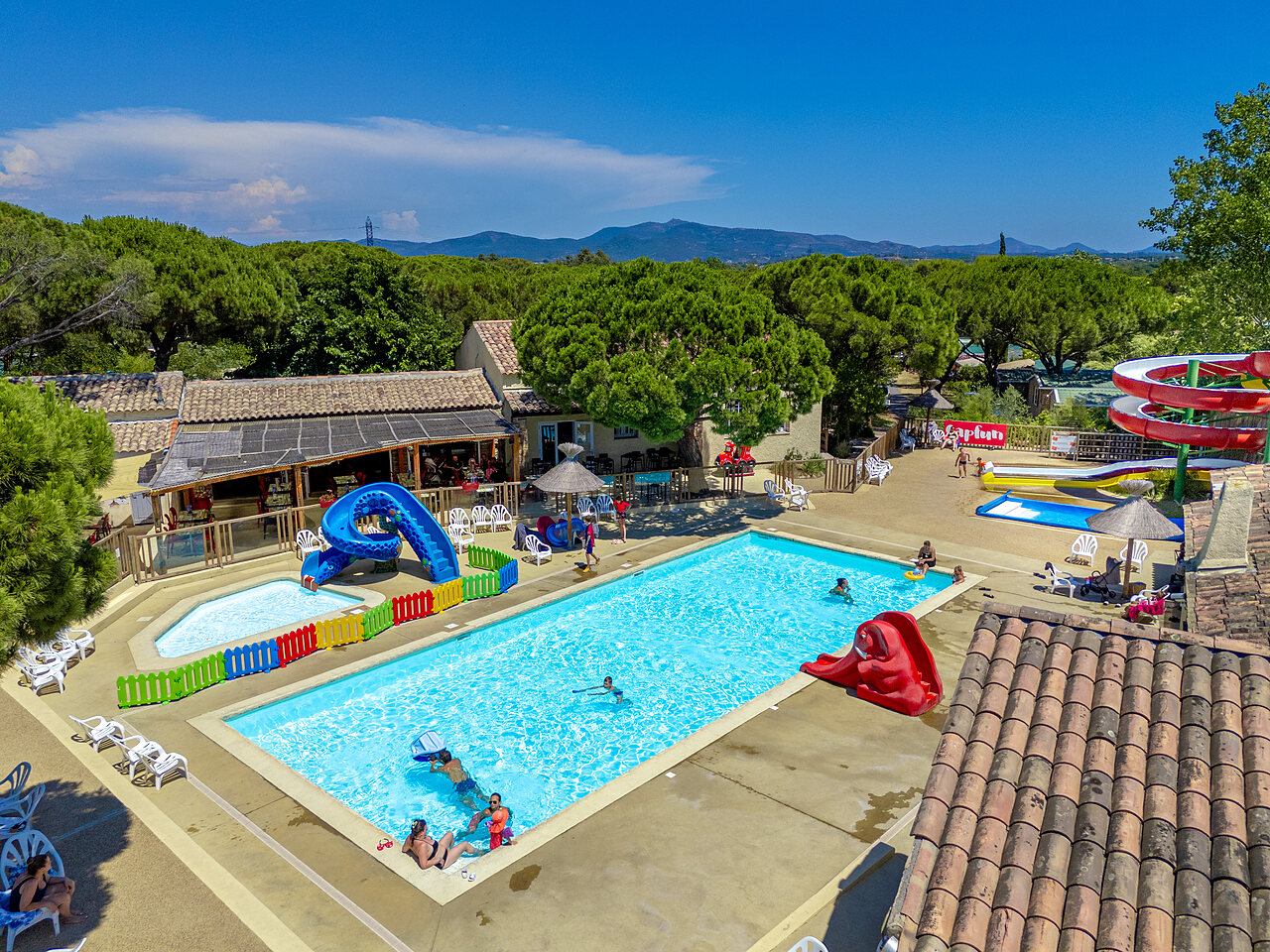 Au�enpool mit Wasserrutschen und Kinderbecken auf dem Campingplatz CAPFUN Aubr�des in Puget sur Argens (83).