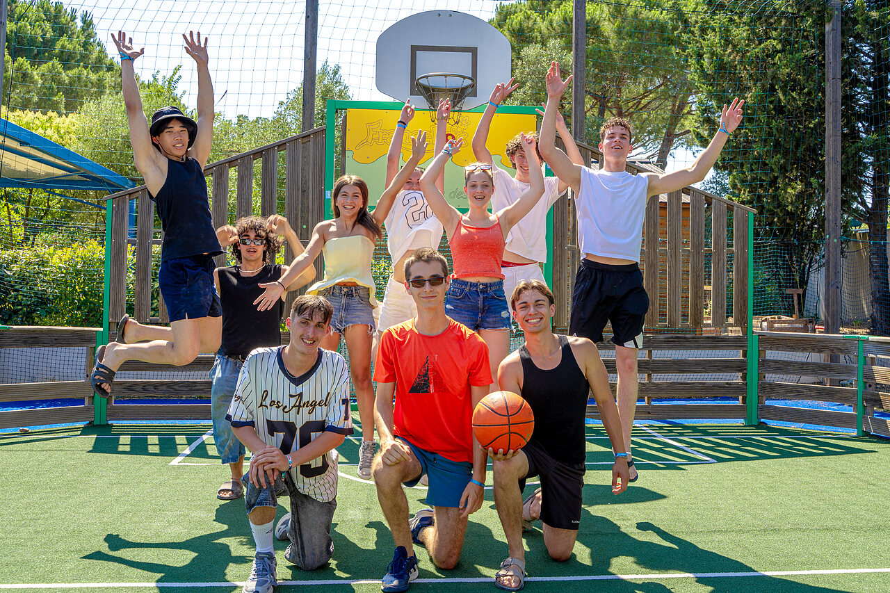 Aktive Jugendliche auf Multisportplatz mit Basketball bei CAPFUN Aubr�des in Puget sur Argens.