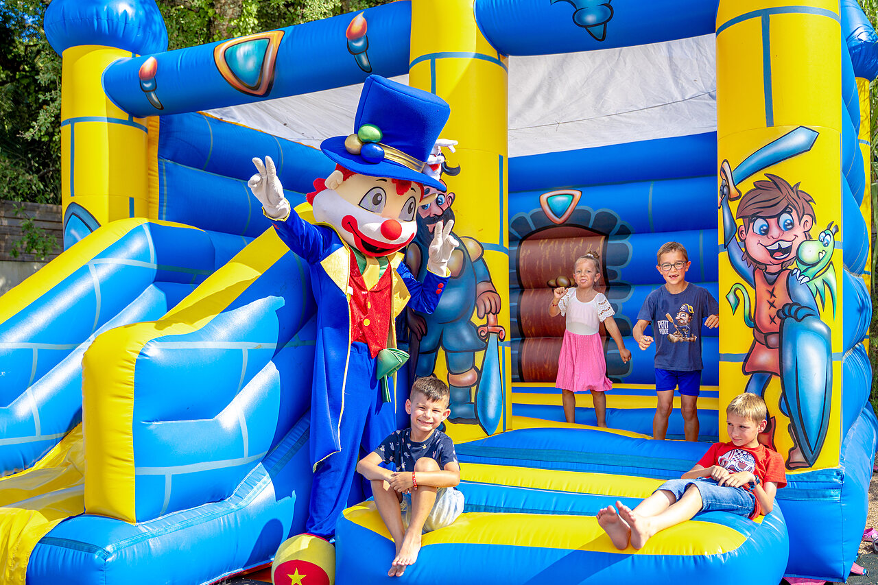 Kinder und Maskottchen auf H�pfburg auf dem Campingplatz CAPFUN Aubr�des in Puget sur Argens (83).