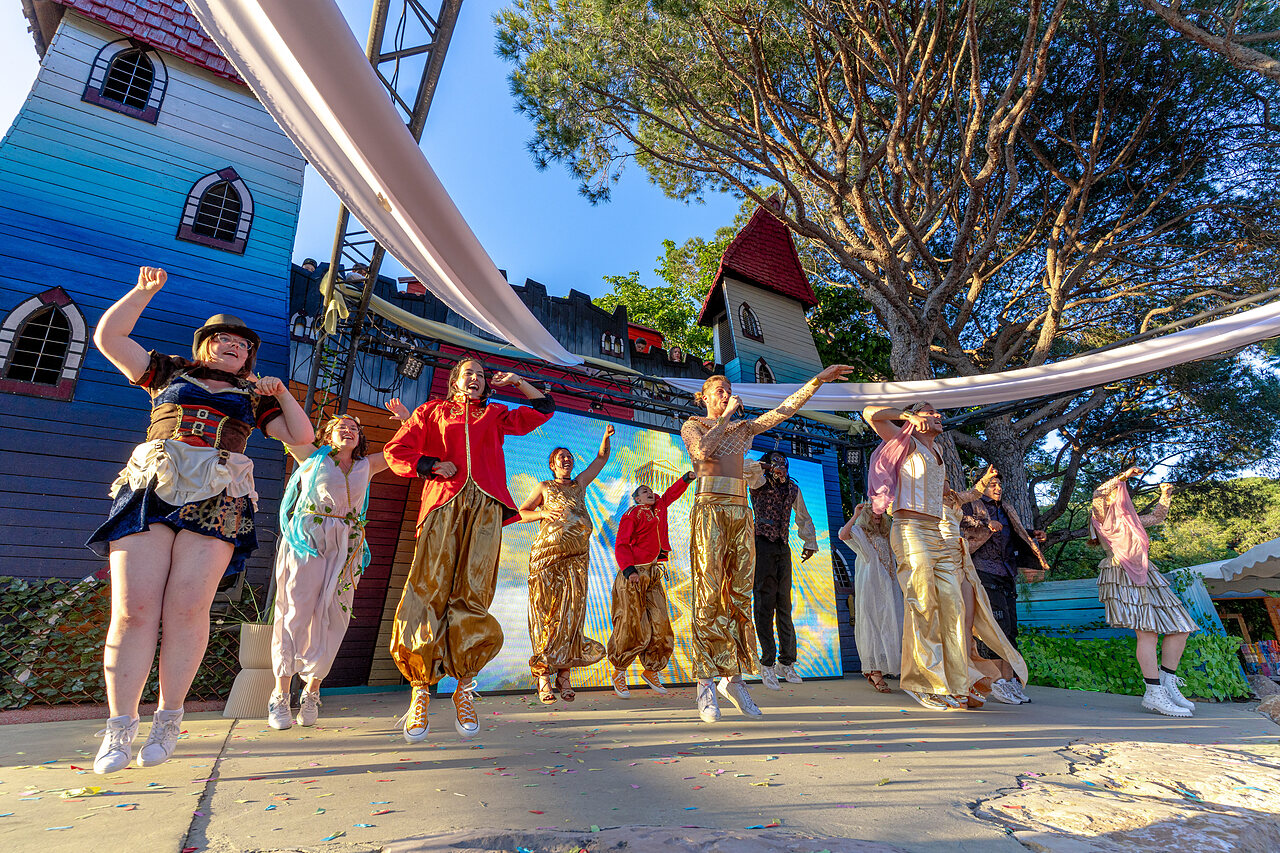 Animationsshow mit T�nzern in Kost�men im CAPFUN Aubr�des, Puget sur Argens (83).