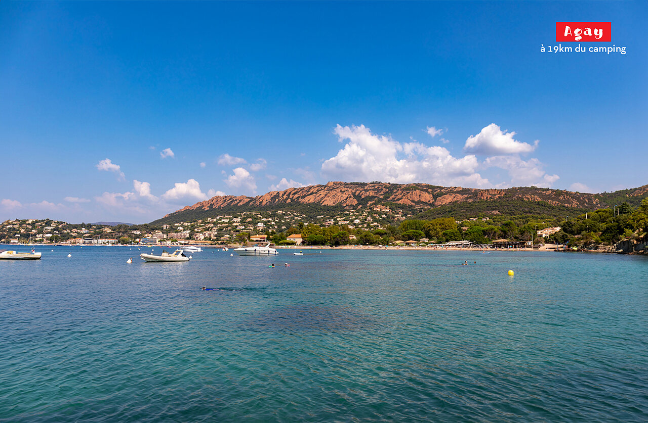 Bucht von Agay, Strand und Boote, mit dem Esterel-Gebirge im Hintergrund.