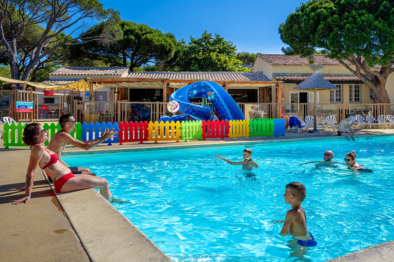 Au�enpool, Rutsche und Familien im CAPFUN Aubr�des, Puget sur Argens (83).