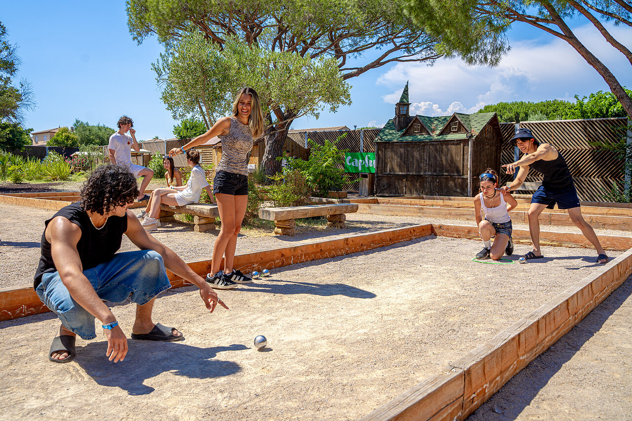 Jugendliche spielen Boule auf dem Campingplatz CAPFUN Aubr�des in Puget sur Argens.