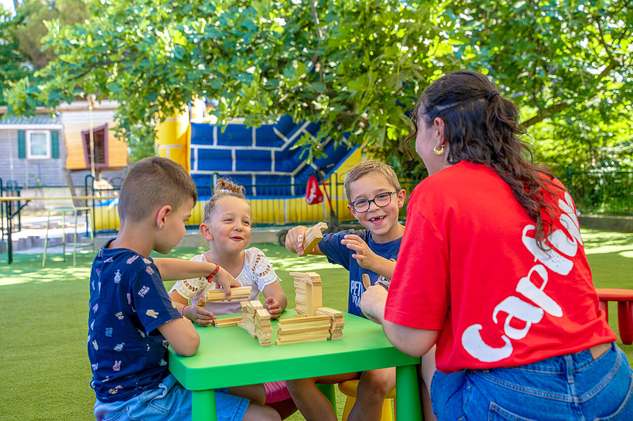 Kinder spielen Bauspiele mit Animateur auf Camping CAPFUN Aubr�des (83).