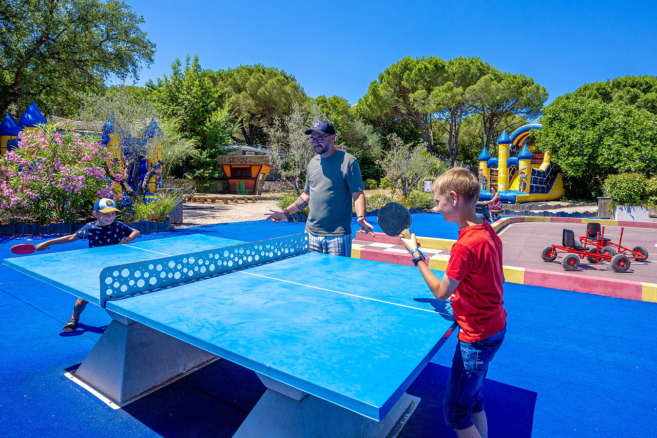 Tischtennisplatte, Kinder und Vater im CAPFUN Aubr�des, Puget sur Argens (83).
