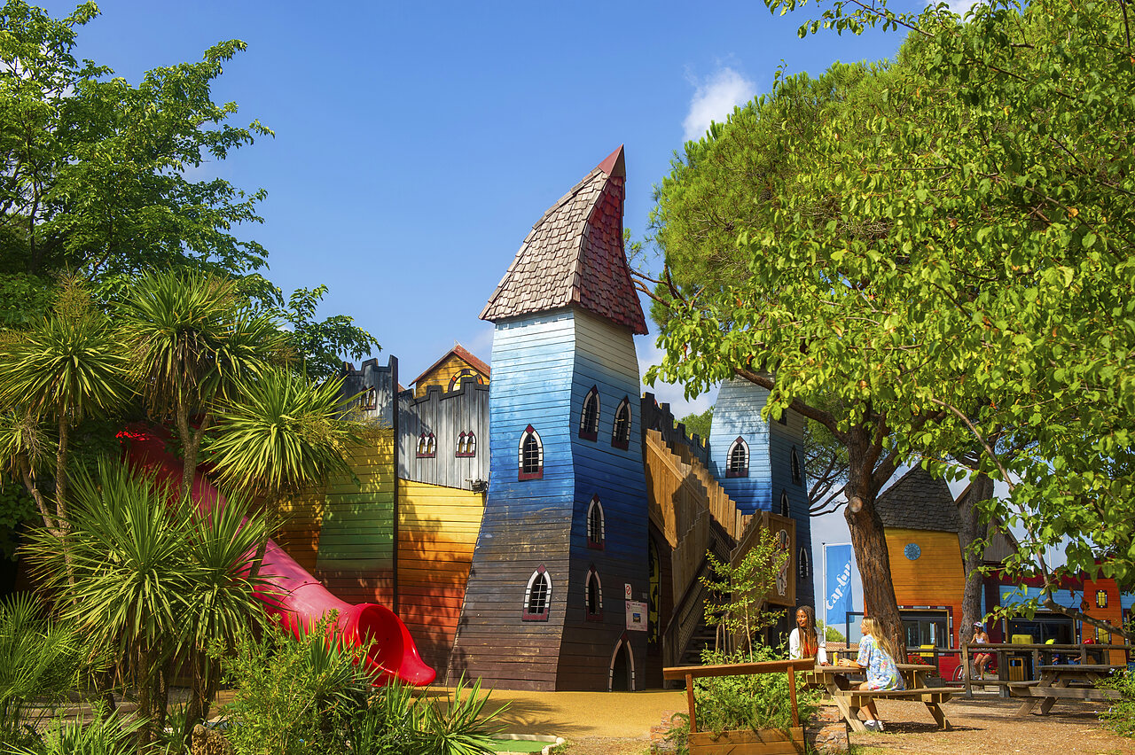 Bunter Schloss-Spielplatz mit Rutsche auf dem Campingplatz CAPFUN Aubr�des in Puget sur Argens (83).